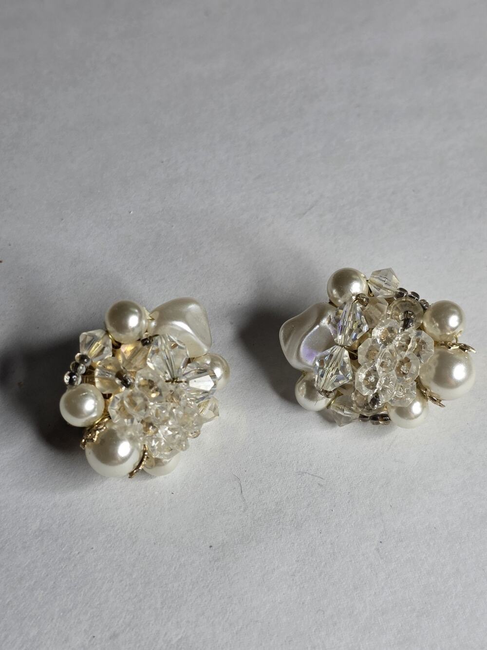 VTG Clear & Faux Pearl Cluster Clip On earrings 1" Great Condition